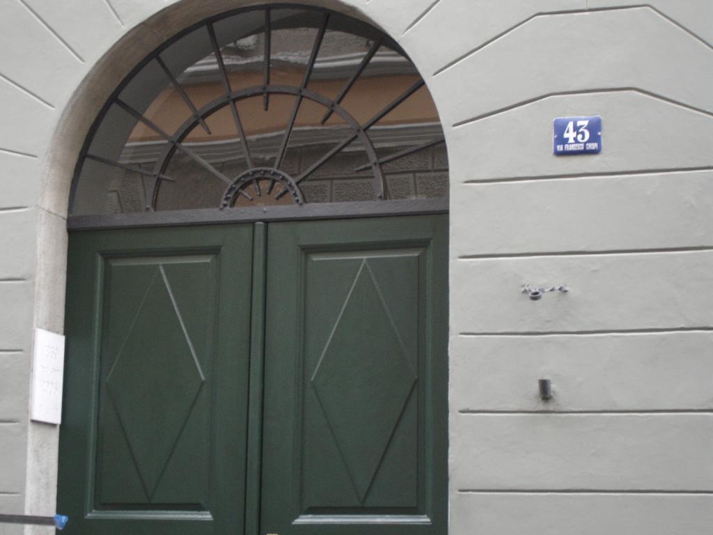 B&B Crispi Триест Екстериор снимка